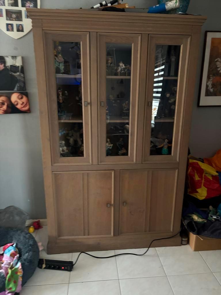 Gratis vitrinekast met glazen deuren