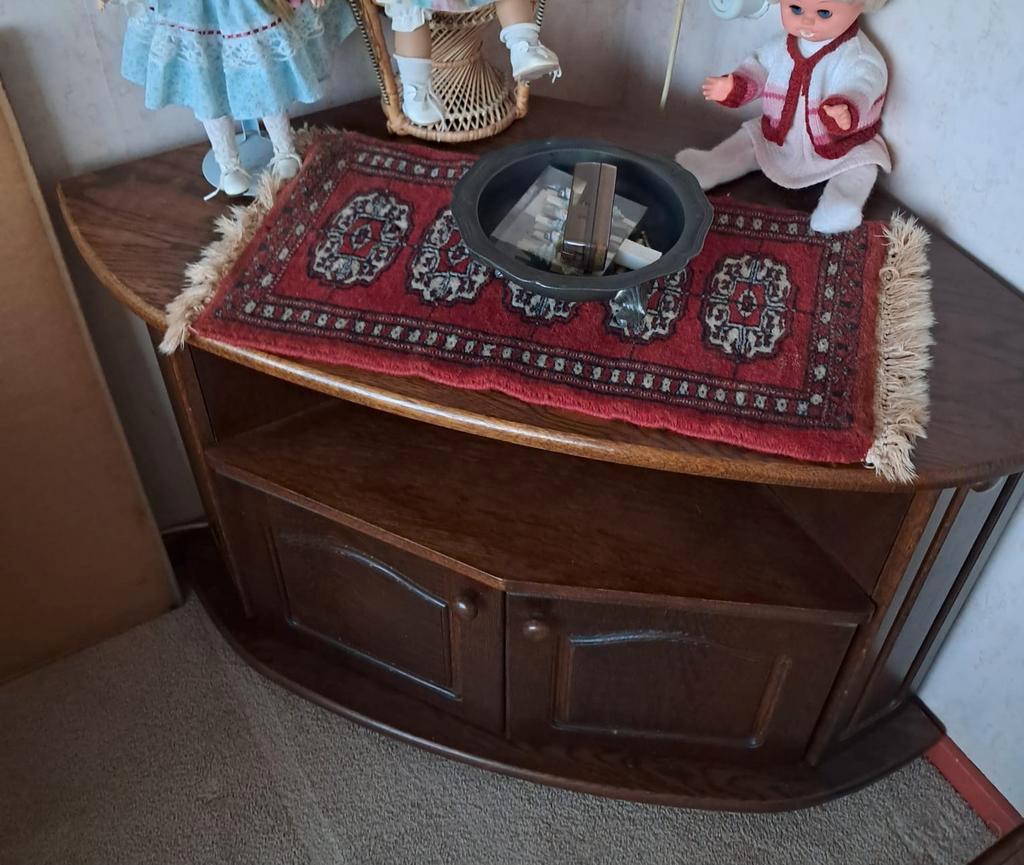 Eikenhouten hoekkastje - ideaal voor TV