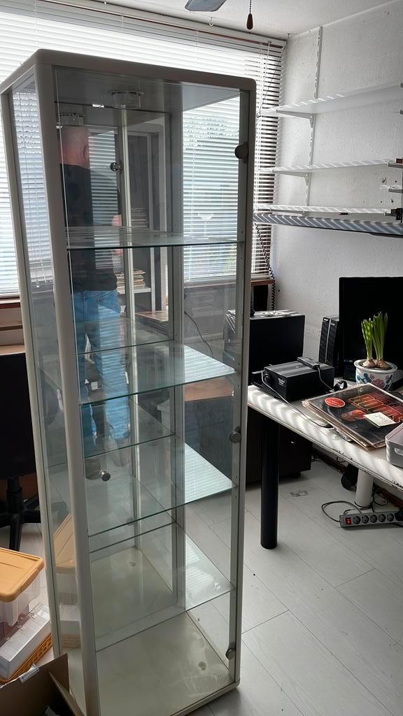 Glazen Vitrinekast met Planken en verlichting