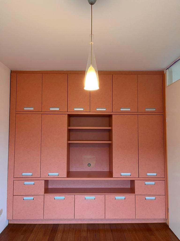 Grote opbergkast met lades en deuren (2.75 x 0.6 x 2.7m)