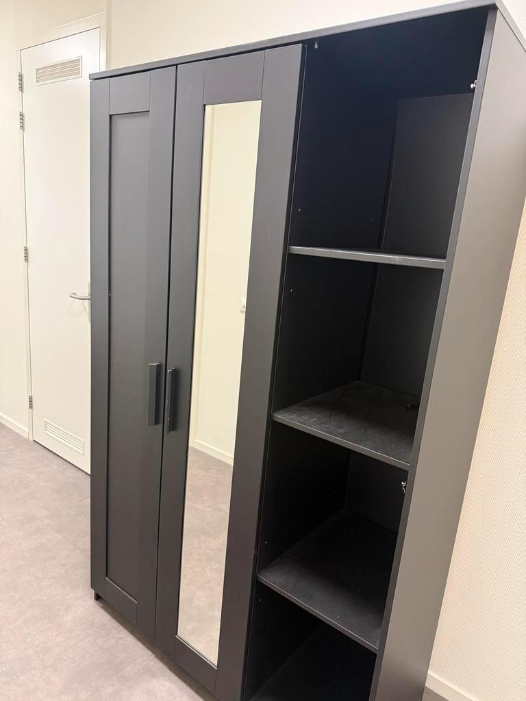 Kledingkast met spiegeldeur