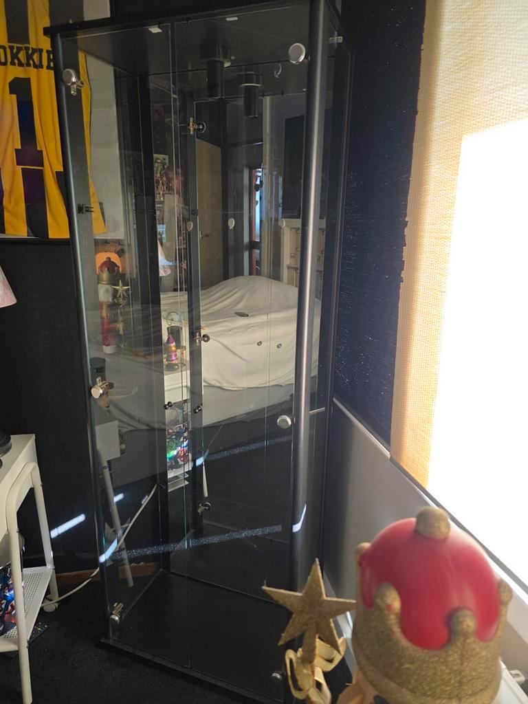 Gratis af te halen. Vitrinekast.