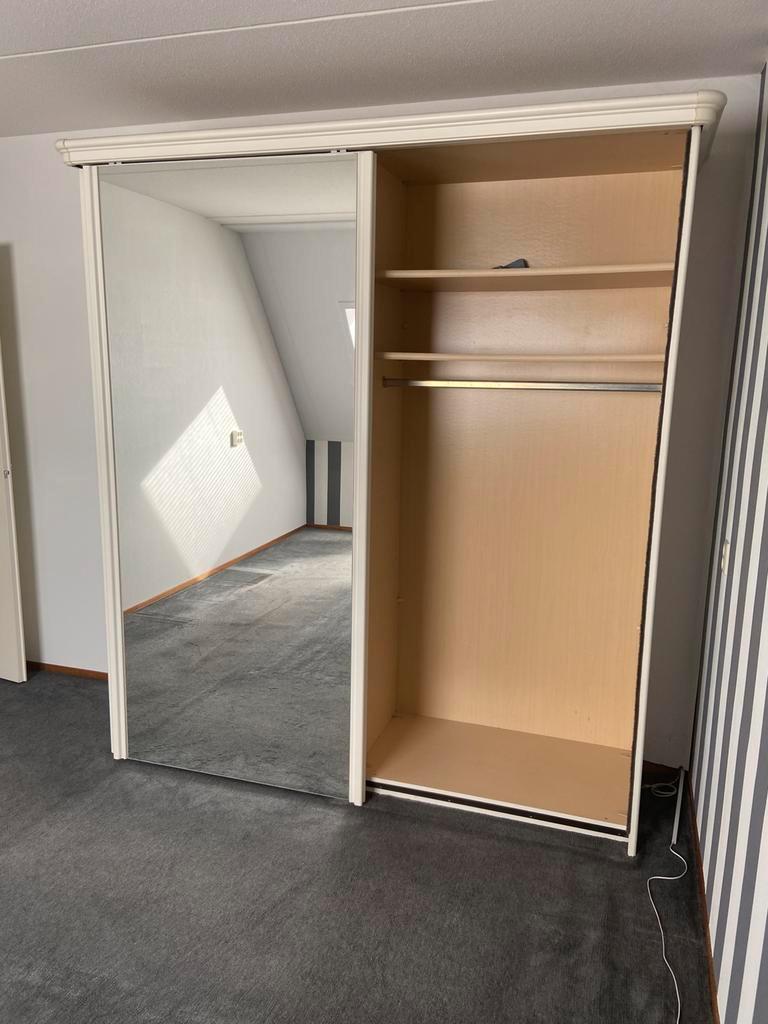 Nette kledingkast met schuifdeuren en spiegel