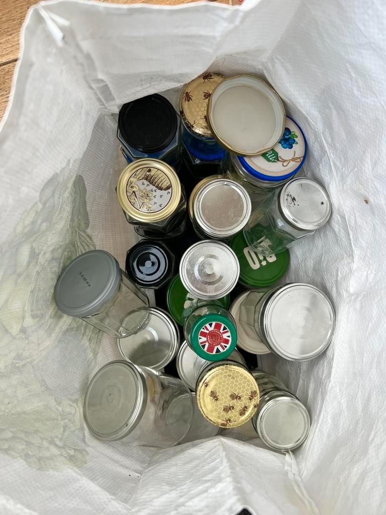 Lege schone glazen potjes zonder etiketten met deksel