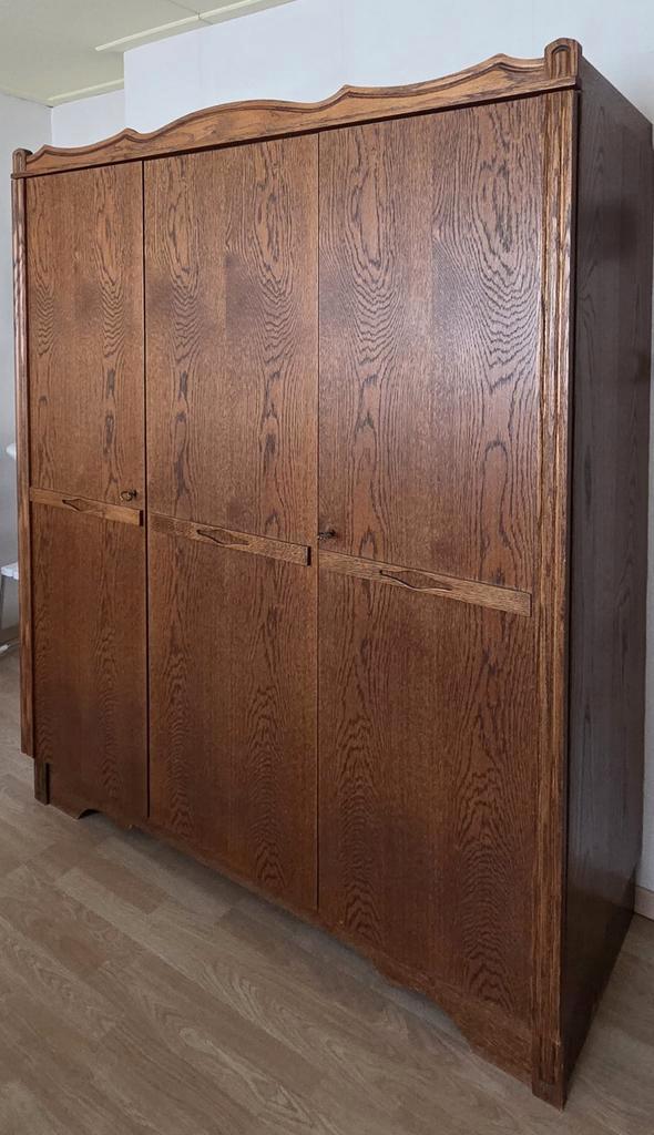 Houten kledingkast met deuren en hangruimte