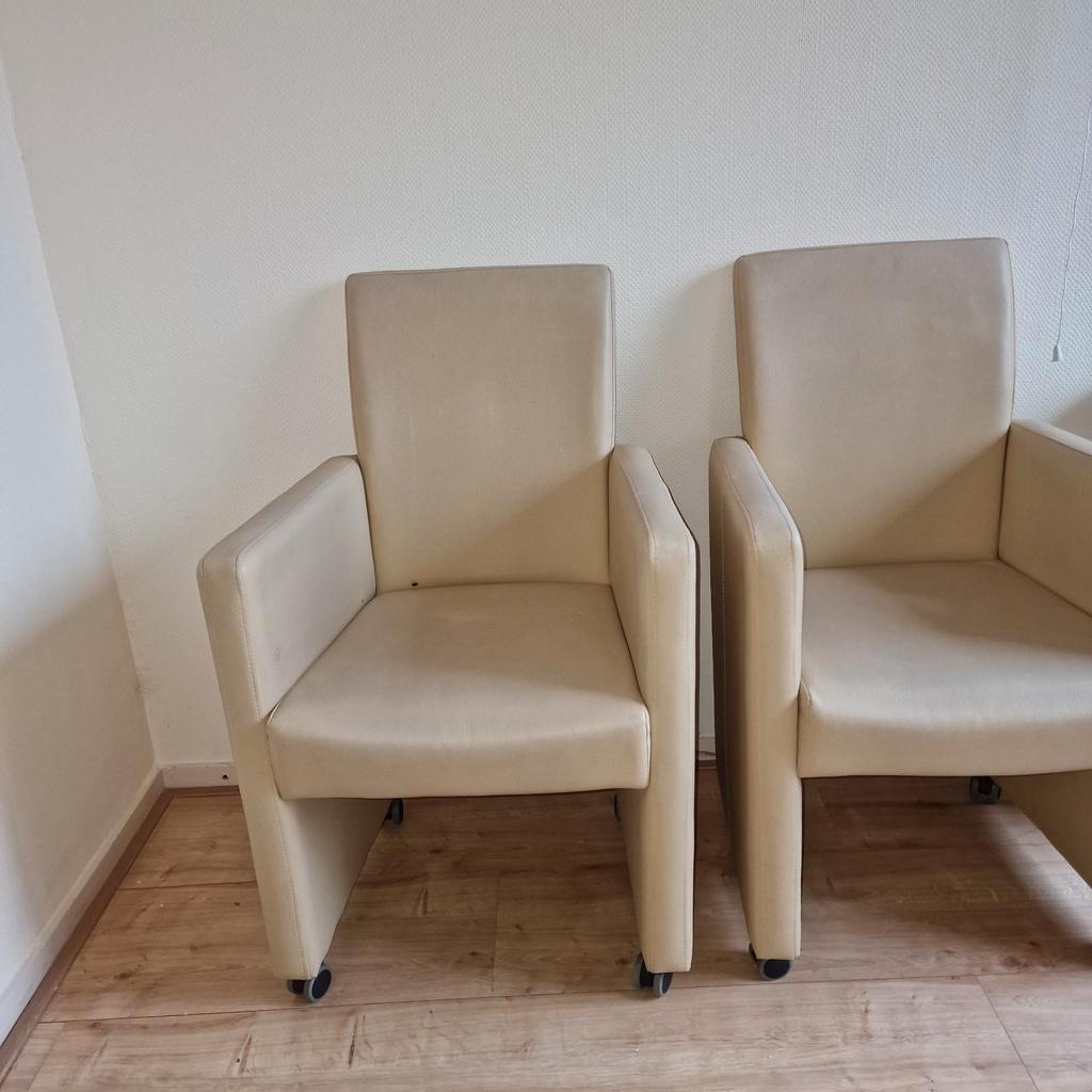 2 room beige kunstleren stoelen op wielen