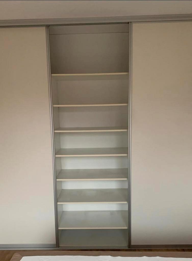 Ruime schuifdeurkast met planken