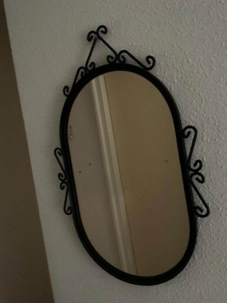 Gratis af te halen : een drietal spiegels