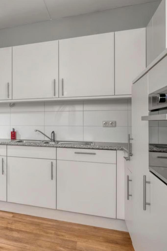 Gratis: moderne hoekkeuken (wit)