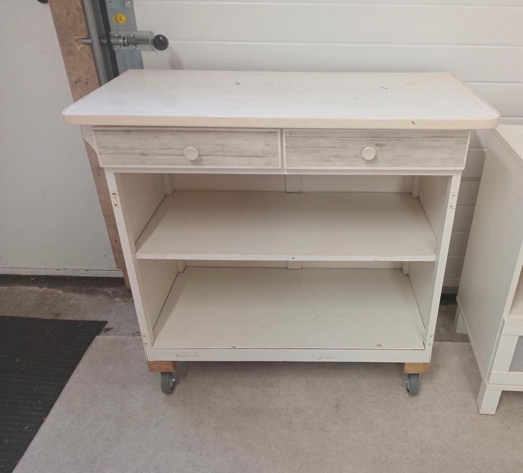 Gratis diverse kastjes en stoel voor schuur of keet