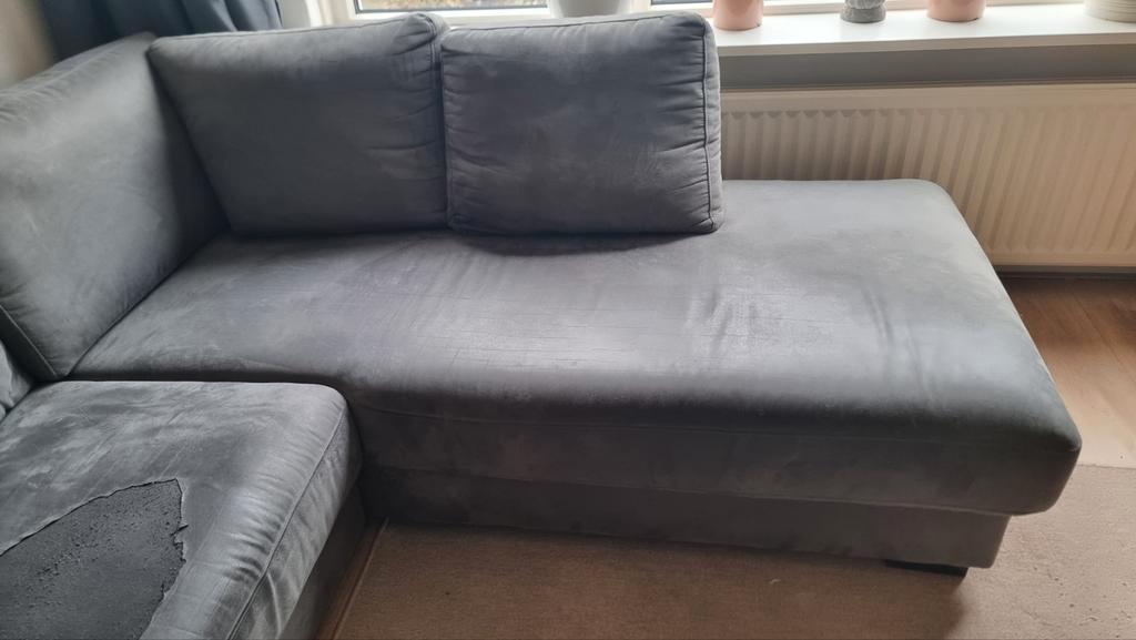 Hoekbank met beschadigd zitvlak