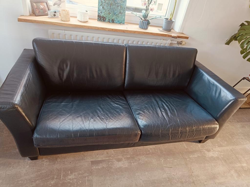 Twee zwarte 2-zits banken