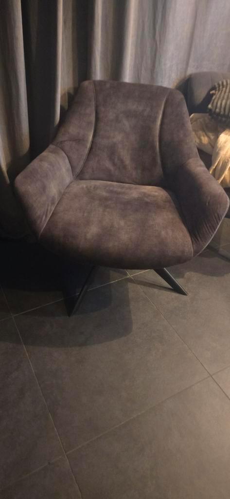 2 Mooie stoelen met zwarte poten gratis