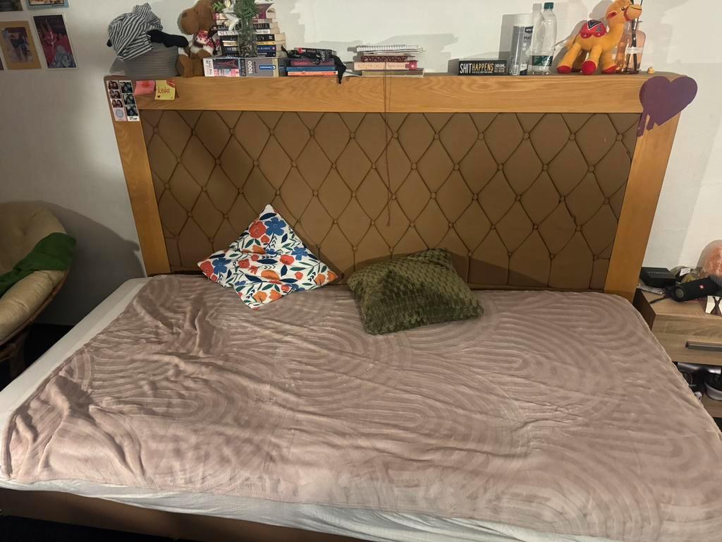 Twee eenpersoonsbedden + hoofdbord