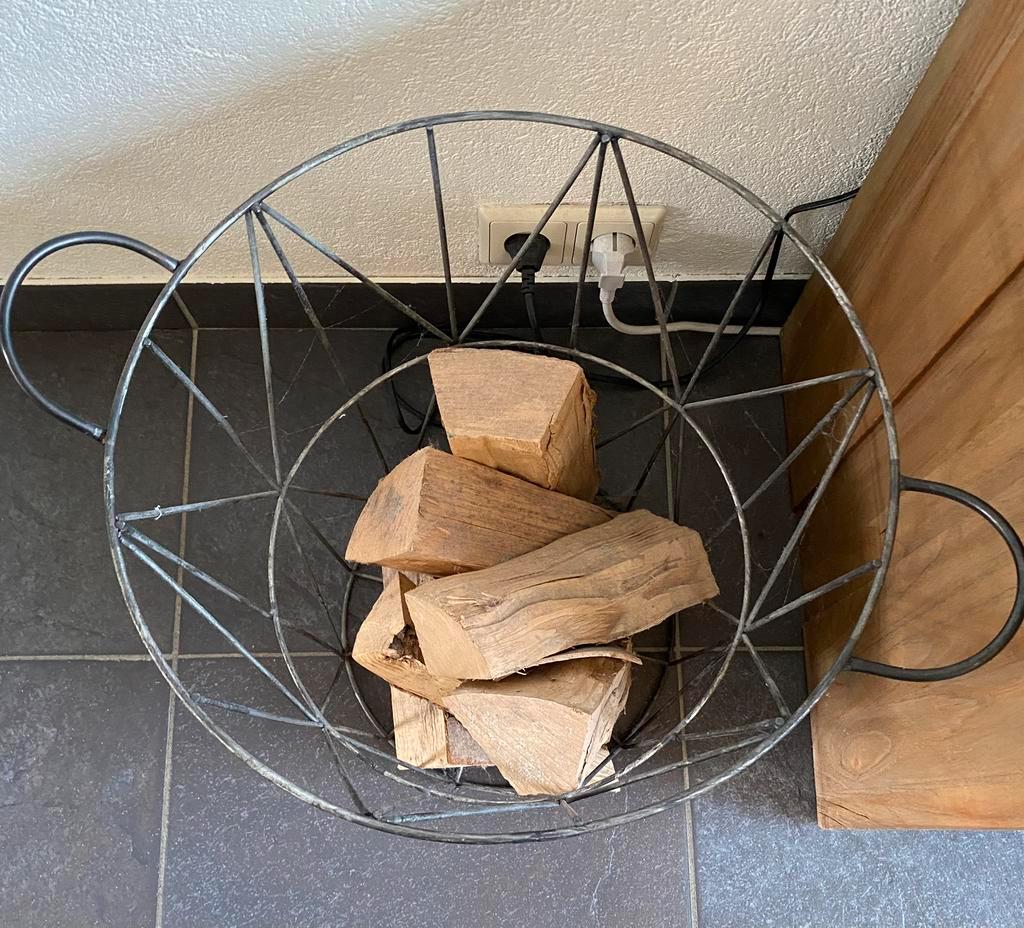 Bijzettafel met houtblokken