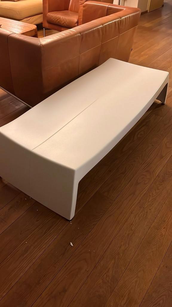 Strakke witte bijzettafel