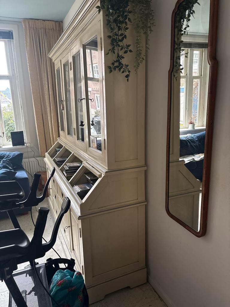 Grote buffetkast met glasdeuren