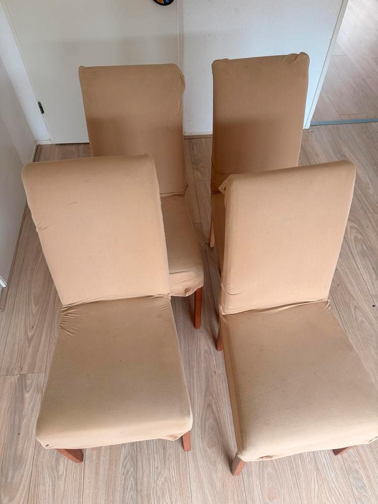 Vier beige eetkamerstoelen met stoffen bekleding