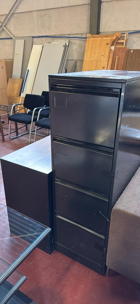 GRATIS AF TE HALEN loods vol meubels & inventaris in Hasselt