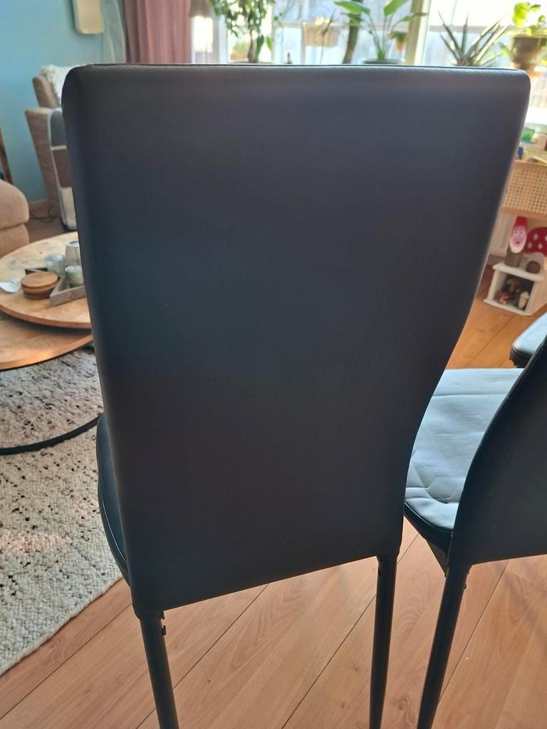 4 stoelen nepleer zwart.