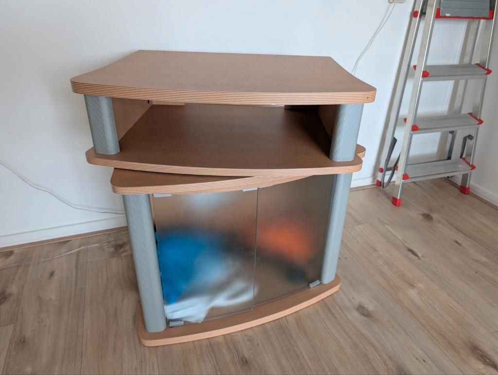 Houten tv-kastje met glazen deurtjes