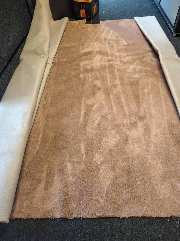 Roze tapijt, 1.10x3m & 4x3m, gratis af te halen