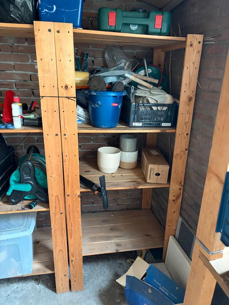 Gratis af te halen: 2 houten stellingkasten (leeg)