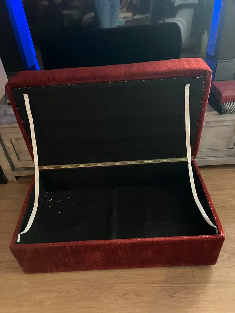 Gestoffeerde rode bank met opbergruimte