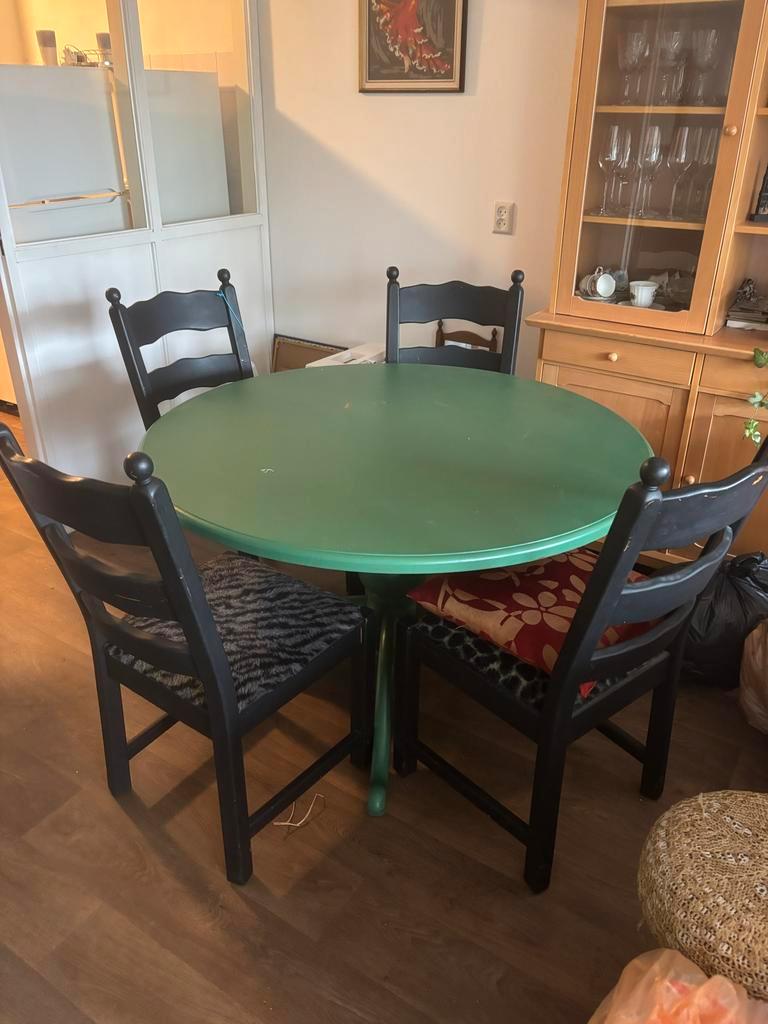 Gratis eettafel, vitrinekast en kledingkast