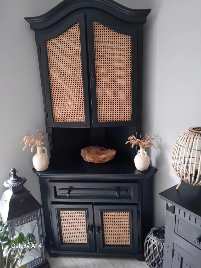 Mooie hoekkast met deuren en planken