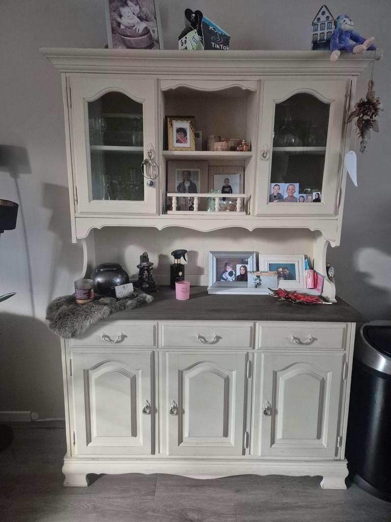 Mooie buffetkast met veel opbergruimte