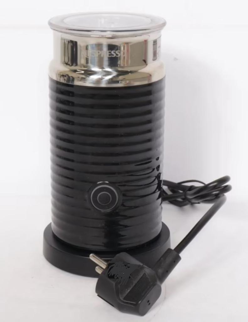 GEZOCHT Nespresso melkopschuimer ‘oplader’