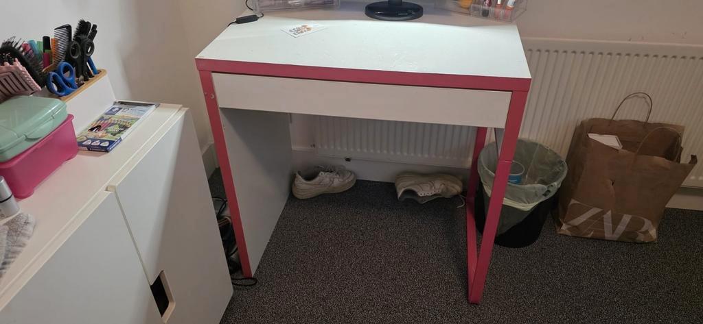 Gratis af te halen: Bed, bureau en kastjes