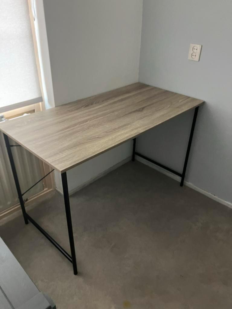 Mooi klein bureau met kunststof blad.