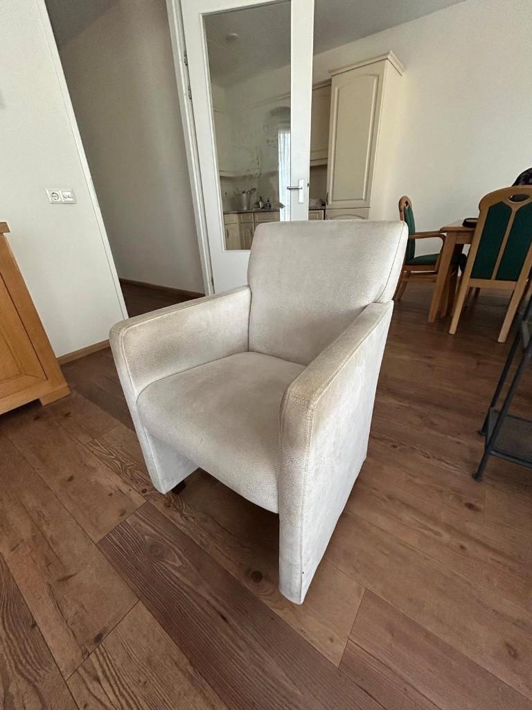 Witte luxe stoelen (2x) incl. onderhoudset