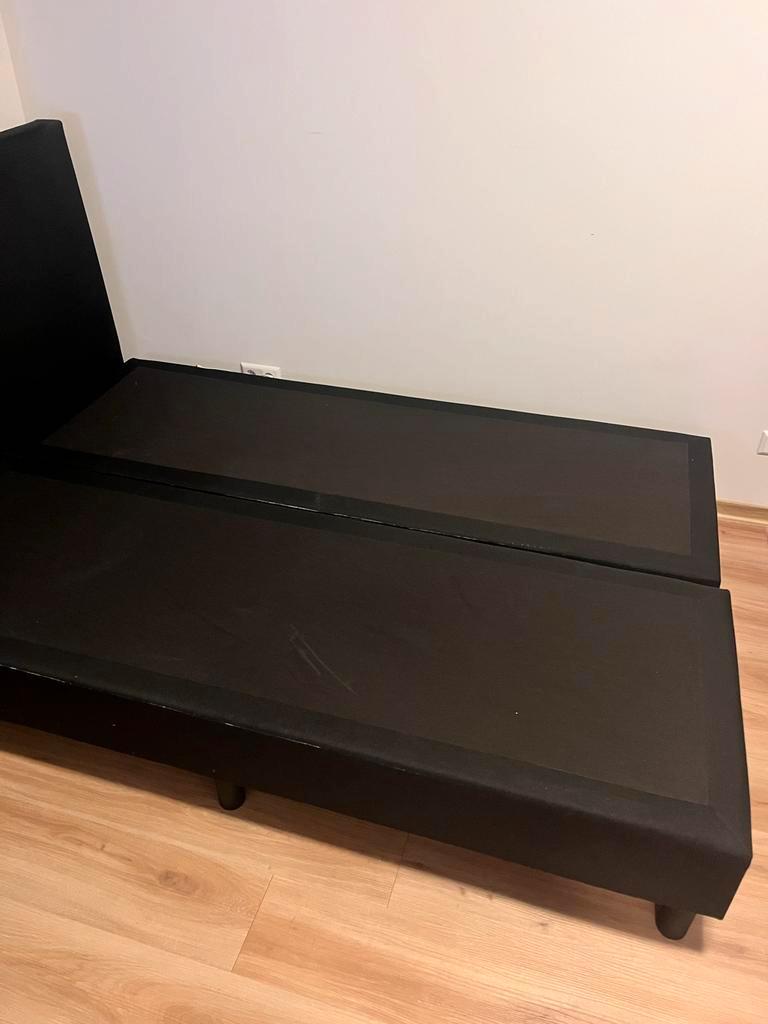 Mooie zwarte bedframe - twijfelaar (140x200)