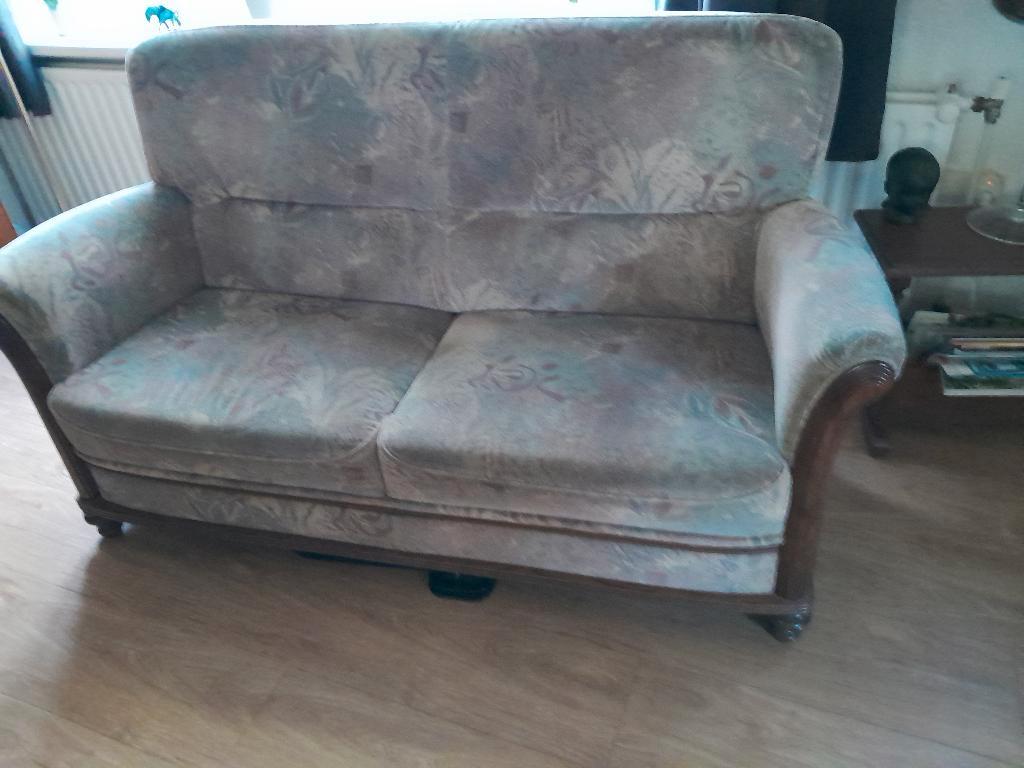 Gratis vintage bank met fauteuils