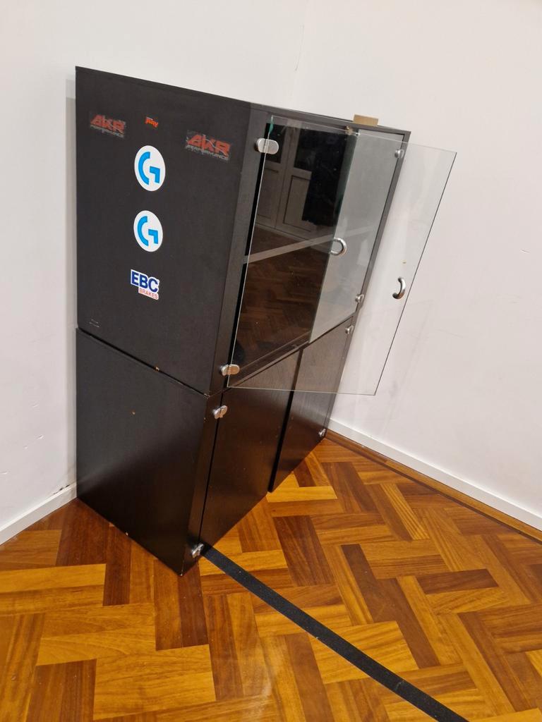 Glazen kast met deuren