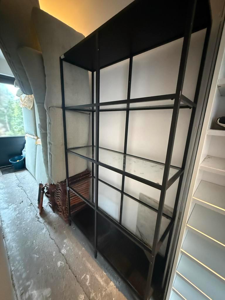 Stalen IKEA kast met glazen planken