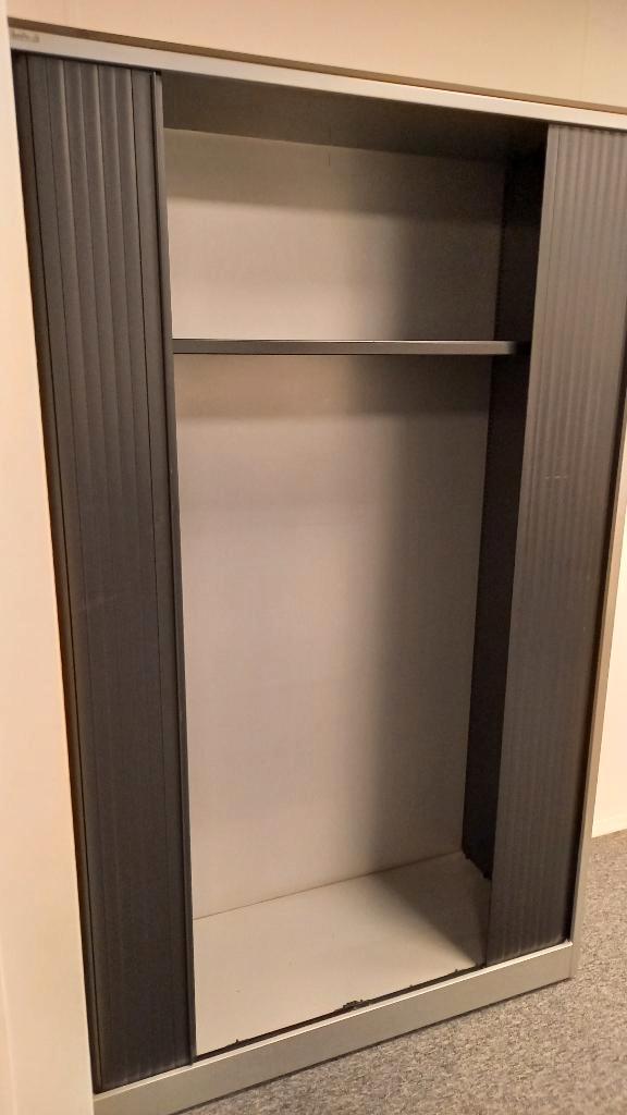 metalen kast, roldeurkast. Deuren stuk