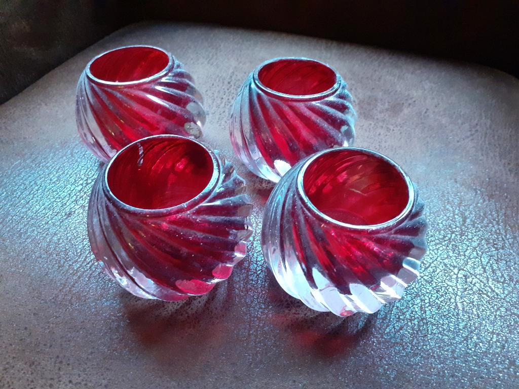 4 onbeschadigde glazen waxinelamp-houders in stemmig rood