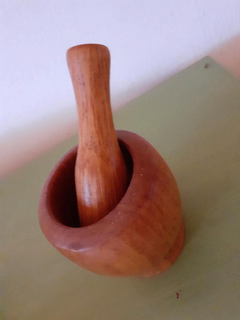 Kleine houten vijzel (10 cm hoog)