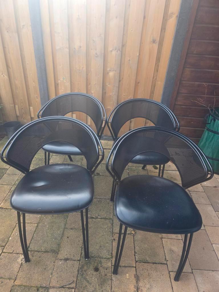 Gratis! Set van 4 zwarte stoelen