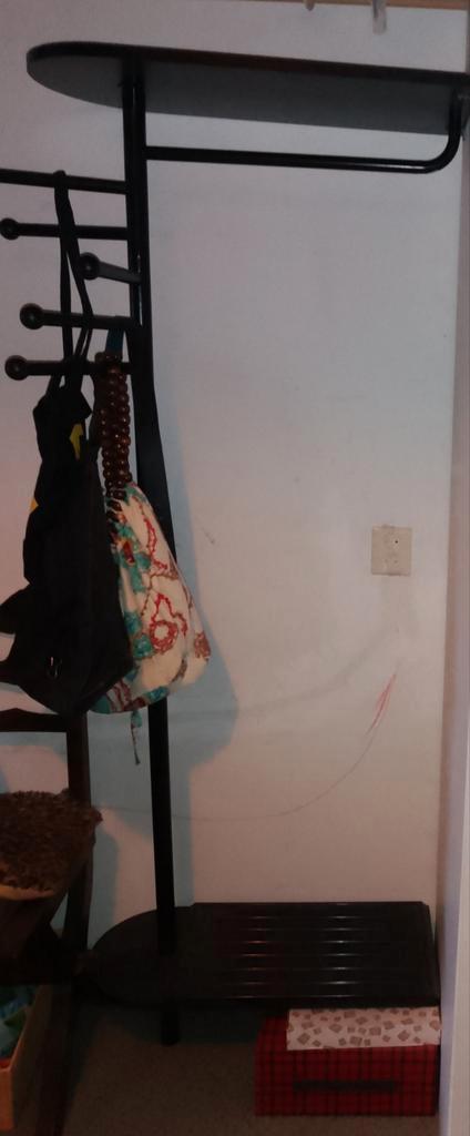 Zwarte kapstok met kunststof details - 180cm hoog