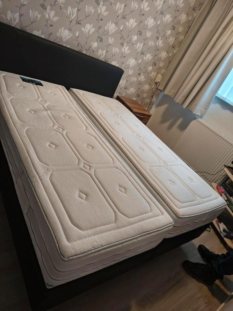 Tweepersoonsbed 160cm met achterwand.