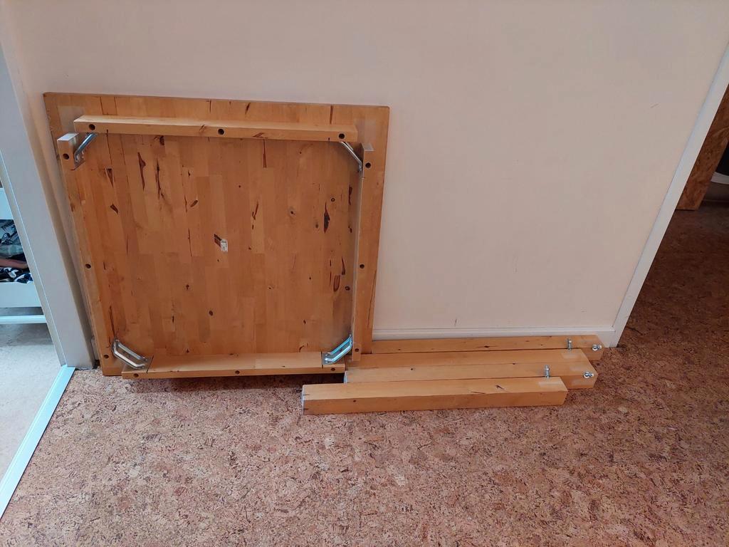 Gratis Ikea eettafel massief berkenhout. 74x74 cm