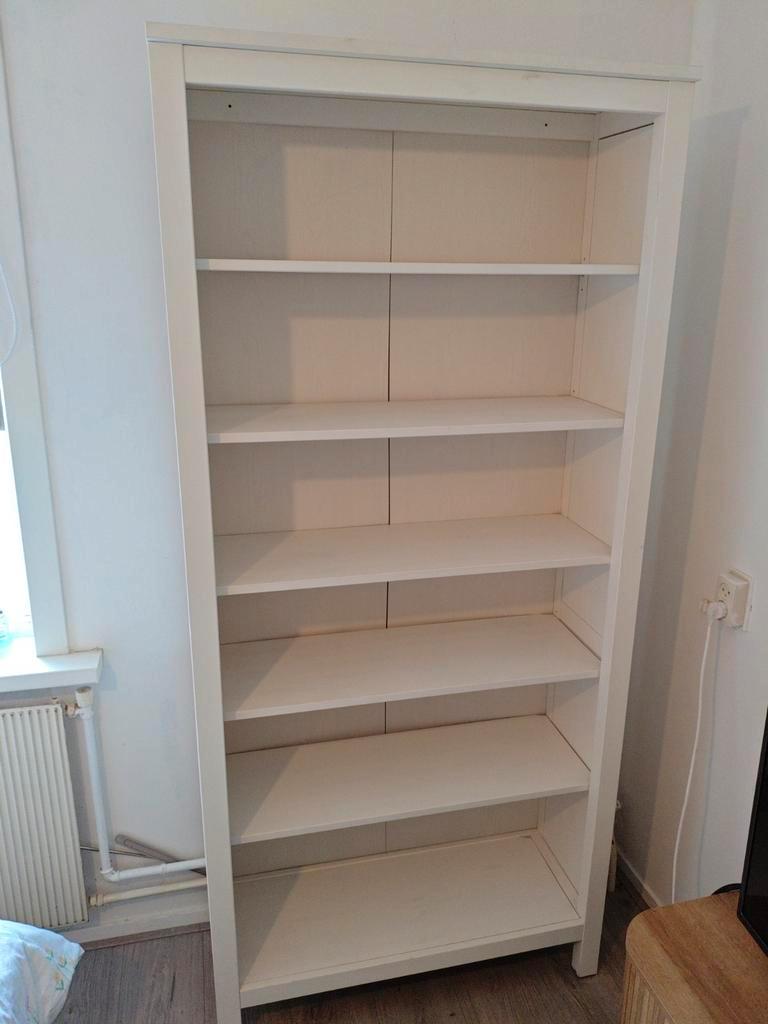 Witte boekenkast met planken !!!!GRATIS ZSM WEG!!!