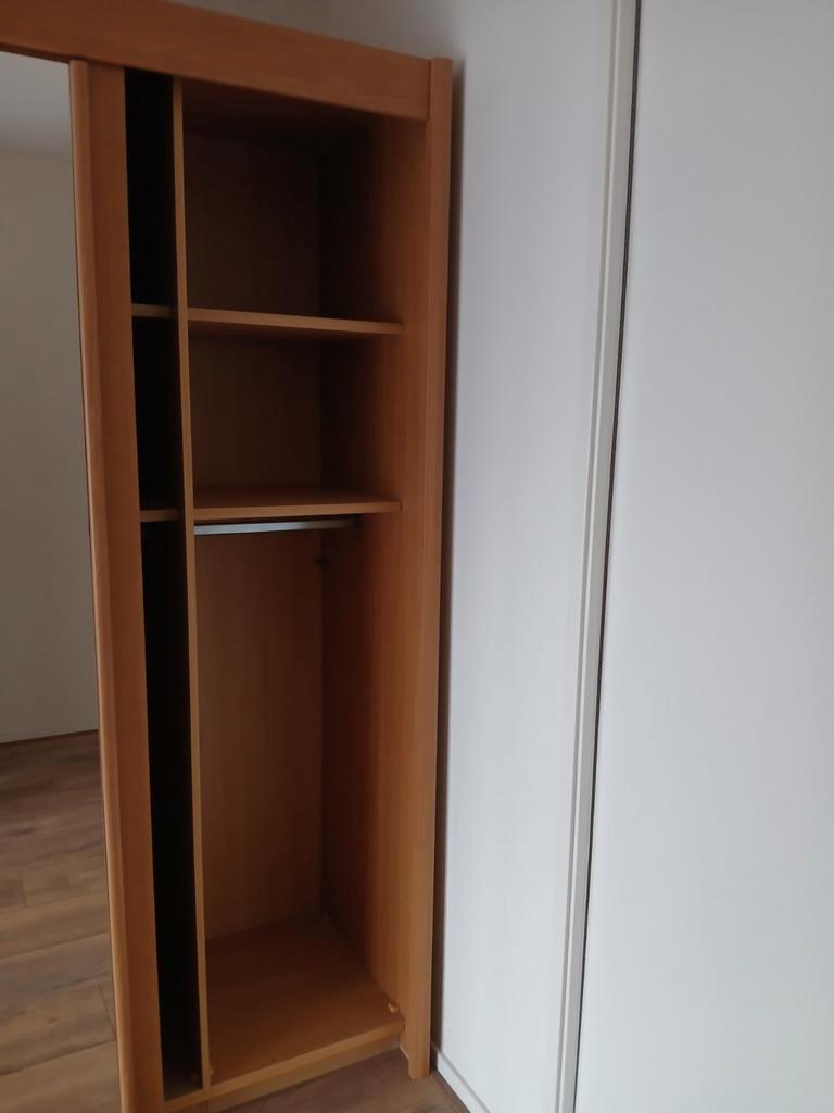 Twee kledingkasten waarvan een met spiegeldeur - Gebruikt