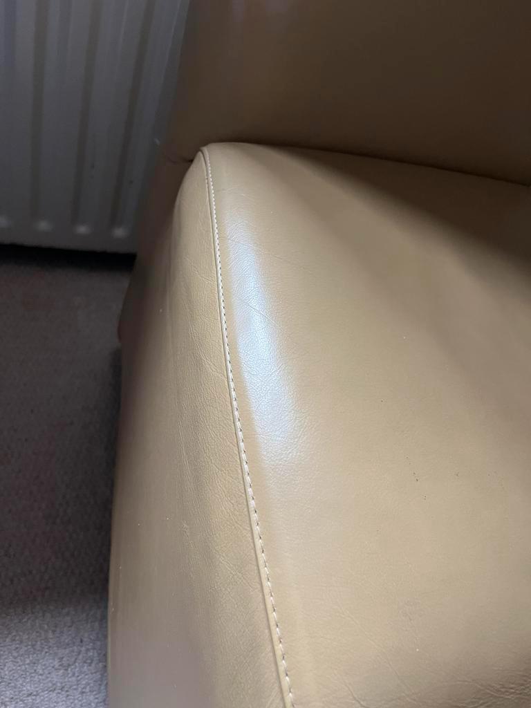 2 lichtgele leren eetkamerstoelen