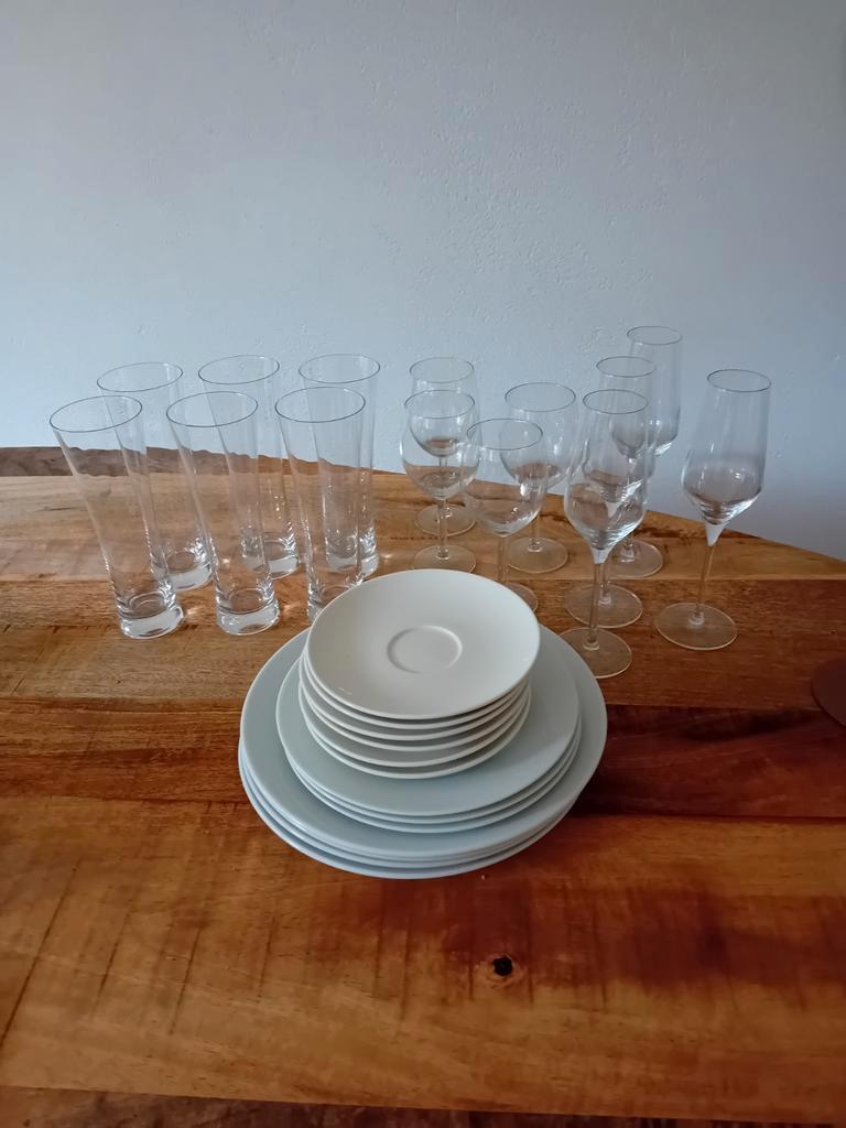 Servies: Borden, Schotels en Glazen